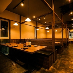 【半個室】温かみのある天然木の調度品と間接照明の設えが、落ち着いた雰囲気を演出する居心地のいい空間のお部屋をご用意しております。