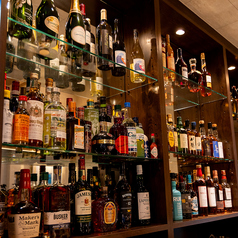 落ち着いたダークトーンの壁紙と柔らかなダウンライトが印象的なテーブル席エリアは、大人の隠れ家のようなシックな雰囲気が漂います。時間を忘れてつい長居したくなるような居心地の良さが自慢です。深夜まで営業しておりますので、二軒目や三軒目のご利用でも、時間を気にせずごゆっくりとお寛ぎいただけます。