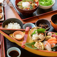 イチオシは自慢のお造りを使った舟盛り刺身定食♪
