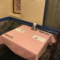 2名様用のテーブル席です。友人とのお食事やデートなどご利用シーンに合わせてお席をご案内させていただきます。