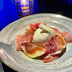 季節のフルーツとブッラータチーズ