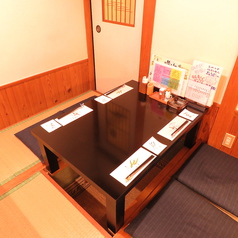 少人数のグループなら掘りごたつのテーブルがオススメです。みんなでわいわい楽しく過ごせます！