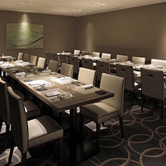 ダイニングの最奥に用意された、12名まで利用OKのパーティルーム。まるで披露宴会場のようなゴージャスな空間は、大人数での飲み会や会社の歓送迎会、忘新年会などにもぴったり。ダイニングから離れて独立した空間は、周囲を気にせずに仲間とワイワイ過ごしたい夜や、ウエディングパーティなどにもおすすめ。