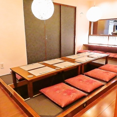 5人がゆったり座れるテーブル掘りごたつ席です。心地よい和のインテリアが広がる店内。各種ご宴会をはじめ、女子会にもご利用しやすい雰囲気とコースメニューもございます。また事前のご予約でメッセージ＆花火付きのサプライズプレートのご用意ができますのでご利用ください。