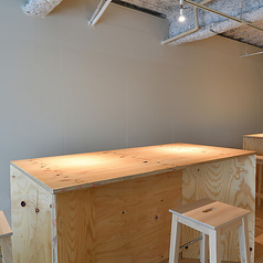 明るく温かみのある雰囲気の店内。ゆっくりと日本酒をお楽しみいただけます。