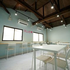 【カジュアルなデートに◎】4人掛けテーブル席は2席ご用意があり、カジュアルなデートにも最適です。リラックスした雰囲気の中で、心地よい会話を楽しみながら、素敵な時間をお過ごしください。