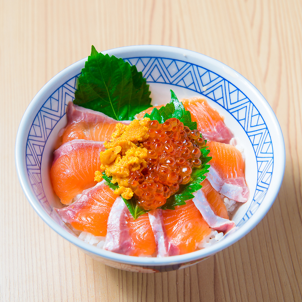 ランチも夜も海鮮丼ご用意しております。