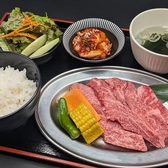 ランチは土日祝のみ営業!人気のお肉を盛り合わせた、満足度の高い焼肉ランチ。ランチタイムだけのお得な価格で、本格焼肉を心ゆくまでお楽しみください。