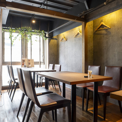 テーブル席は半個室になっており、周りを気にせずにご利用できますので、女子会などにも最適です。