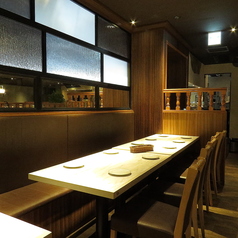 【4名様～6名様向けのテーブル席】仲の良い友人やカップルでのご利用にもおすすめのカウンター席。また、仕事終わりにフラッと立ち寄るにも最適です。