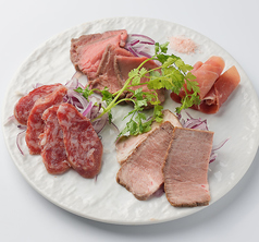 おつまみ肉プレート