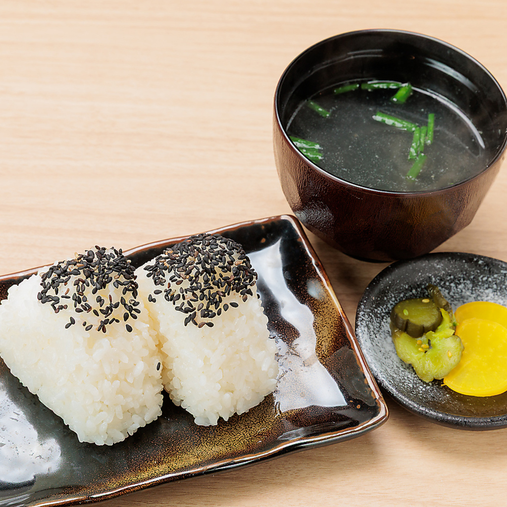 濃厚な骨付き鳥を食べる合間に、さっぱりとしたご飯ものは欠かせません！