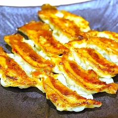 自慢の焼き餃子から創作餃子まで１０種類ぐらいの餃子メニューがおもちかえりでｋぃますよ！