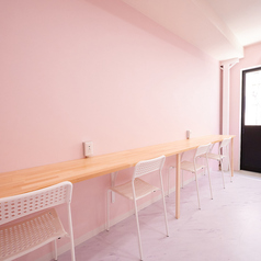 【家族でのご利用やビジネスシーンにも◎】4人掛けテーブル席が2つあり、家族でのご利用にも最適です。温かい雰囲気の中で、ゆったりとした時間を共に過ごし、思い出を作ってください。また、落ち着いた雰囲気でビジネスミーティングシーンにもご活用いただけます。