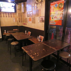 組み合わせで少人数~大人数まで幅広くご対応可能なテーブル席。