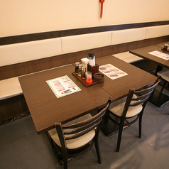 テーブル席は全部で9卓ご用意しています。※店舗真ん中のテーブル席は2名席です