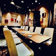 幻想的な店内空間！扉付完全個室B！2名様～12名様までOK！誕生日や女子会にオススメ◎金山で人気の完全個室は早めのご予約が◎♪記念日デザートプレート、女子会クーポンなどお得なクーポンが豊富に用意！金山で完全個室の居酒屋をお探しならゆらりへ♪