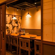 【1F】木の温もりを感じる落ち着いた空間。各テーブルはゆったりと配置されており、周囲を気にせずくつろげるのが魅力です。人数に合わせた柔軟なレイアウトで、少人数からグループ利用まで幅広く対応。食事と会話をゆったり楽しめる、居心地の良さが自慢です。