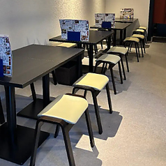 4名様掛けのテーブルが5卓ございます。広々とした空間で開放的なご宴会を♪5つのテーブルを組み合わせることで、最大20名様までご利用可能です◎会社の飲み会やサークルのお集まりなど、様々なシーンにご活用ください！