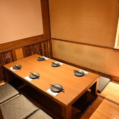 【完全個室：～6名様】周りを気にせずゆったり過ごせる、上質なくつろぎの時間。落ち着いた和の空間に灯るやわらかな光が、料理の彩りを引き立て、肩肘張らずにリラックスできる雰囲気を演出。テーブルを照らすやさしい光と、壁や床から広がる間接照明が、空間に奥行きと温もりを添えます。