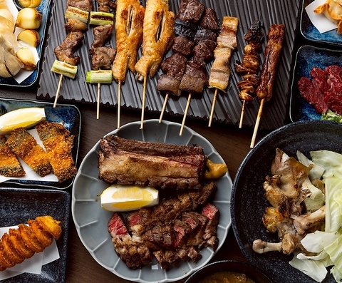 豊富な種類の串焼き、豊富なお酒をご用意★お仕事帰りやご家族の食事、宴会も大歓迎！