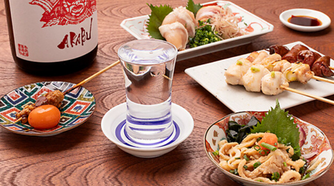 土佐備長炭で丁寧に焼き上げるジューシーな焼鳥が自慢！