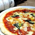 料理メニュー写真 イタリア産モッツァレラチーズとフレッシュバジルのマルゲリータ