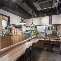 お一人様も気兼ねなく過ごせるローカウンター席あり◎