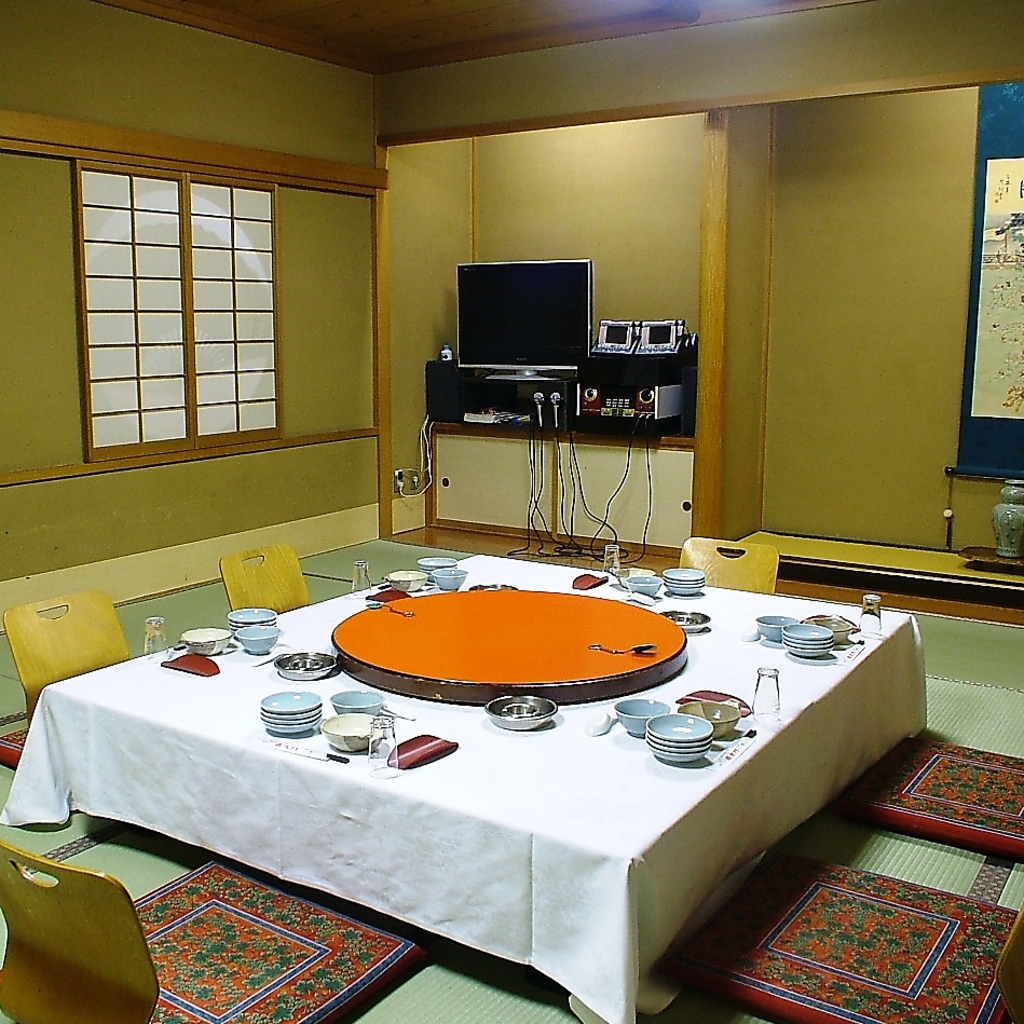 少人数で歓談できる個室もご用意♪会社接待や女子会、ご家族様の食事会にも最適な落ち着く和室です◎