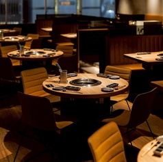 ４名様専用円卓テーブル【大阪/なんば/難波/心斎橋/韓国料理/焼肉/黒毛和牛/神戸牛/ランチ/昼飲み/ユッケ/サンナッチ/ユッケタンタンイ/タン/ハラミ/個室/誕生日/半個室/鍋/忘年会/新年会/宴会/寿司/なんばパークス/飲み放題/サムギョプサル/力丸/牛角/食べ放題/食べ飲み放題】