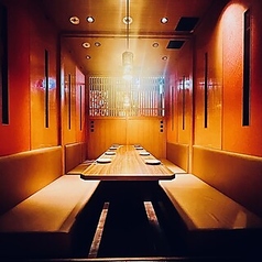 2名様～8名様掘り炬燵個室♪金山店の完全個室で幻想的空間をお楽しみください♪少人数個室は女子会や合コンなどで大人気！また金山での記念日や誕生日会などにもワンランク上の宴会を演出♪金山店限定3時間飲み放題＆デザート付き豪華コースも豊富にご用意！