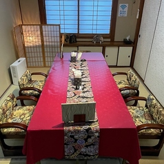 3階はふすまの仕切りにより、レイアウト変更可能。2～26名、貸切可。