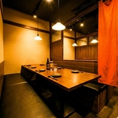 新宿駅徒歩1分◎洗練された和モダン空間で、落ち着いたひと時を。扉付きの完全個室や半個室を多数ご用意しており、デート・接待・宴会など幅広いシーンに対応可能。1階・地下1階は活気あるオープンテーブル、2階は静かに語らえるプライベート空間と、用途に合わせた心地よさを演出します。