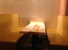 【会話を楽しむお席】柔らかな明かりが心ほどけるリラックスした雰囲気を演出します。程よい距離感が保たれた空間は、ご友人や知人との語らいにぴったり。時間を忘れて、和やかなコミュニケーションを楽しめる笑顔あふれる場所です。
