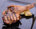 料理メニュー写真 越之鳥の骨付きモモ肉の香草グリル