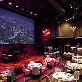 天井高は7mの解放感、300インチの大型スクリーンによる数々のプレゼンテーション。ステージの中央には神々の楽器と称される「スタインウェイD-274」の存在感。生演奏と共に優雅で特別なひとときをお過ごしください