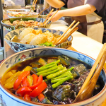 カウンターにはおばんざいがずらり。日替わりのメニューで、いつ来ても愉しめます。小鉢一皿380円～