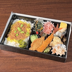 鶏そぼろと海老フライ弁当