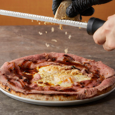 フォアグラと黒毛和牛ローストビーフのロッシーニ風ピッツァ