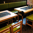 温かみのあるアットホームな当店！各テーブルに設置された鉄板を使って、ご自分でお好み焼やもんじゃ焼を焼くことができます。隠れ家のようなプライベートな空間で、大切な人との時間をゆっくりとお過ごしください◎