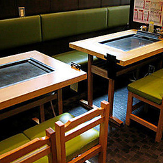 温かみのあるアットホームな当店!各テーブルに設置された鉄板を使って、ご自分でお好み焼やもんじゃ焼を焼くことができます。隠れ家のようなプライベートな空間で、大切な人との時間をゆっくりとお過ごしください◎