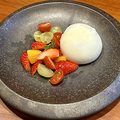 料理メニュー写真&nbsp;まるごとブッラータと季節フルーツのカプレーゼ