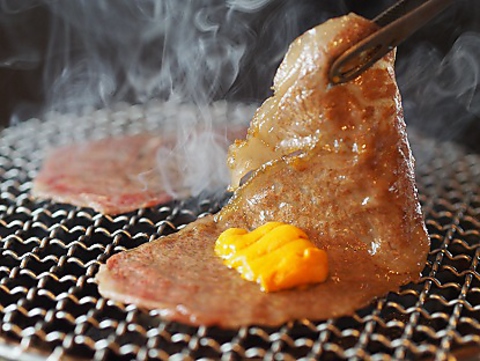 最高ランクの牛肉を炭火焼で堪能…カジュアルに高級肉を愉しめる焼肉店
