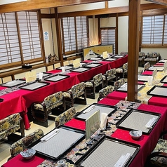 3階はふすまの仕切りにより、レイアウト変更可能。2～26名、貸切可。