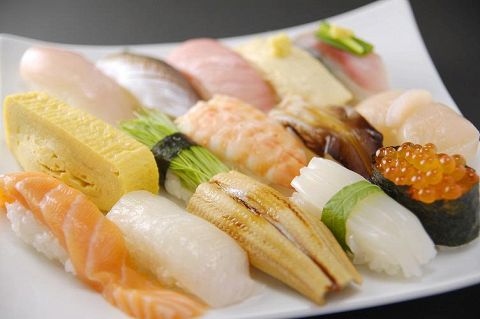 大阪木津市場から毎朝仕入れたお魚は鮮度が違います。地酒多数の寿司店です