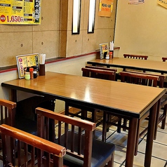 4名様まで座れるテーブルのお席です。