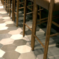 六角形モチーフが可愛い床は、椅子の擦れ音が極力出ない様に考慮されデザイン性もバツグン。