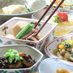 日替りおばんざい4種盛＋約20種類の中からお好きなドリンク1杯♪お得なおつかれ様setは980円(税込)！