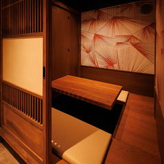 個室完備なので周りを気にせずご商談、接待やお忍びでの宴会にも最適☆煙草の煙が苦手な方も四方を囲まれたお席ですのでこちらのお席をお勧めします♪個室席をご希望の方は予めお電話でお問い合わせ下さい。