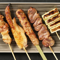 【炭火焼き 焼き鳥】炭火で焼いた旨味溢れる１本。